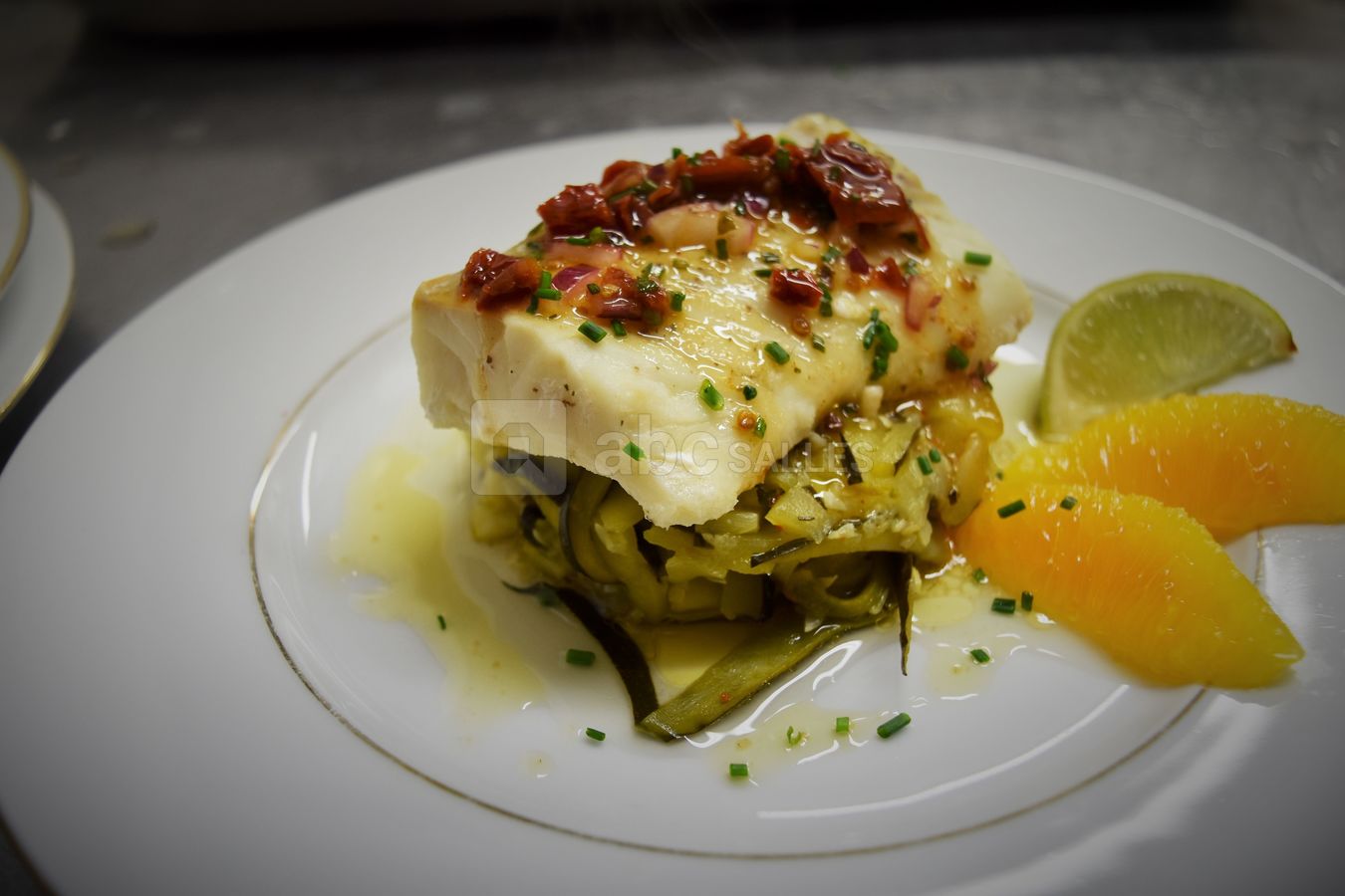 Dos de Cabillaud, tagliatelle de courgette à la menthe, vierge d'agrumes et tomates sechées