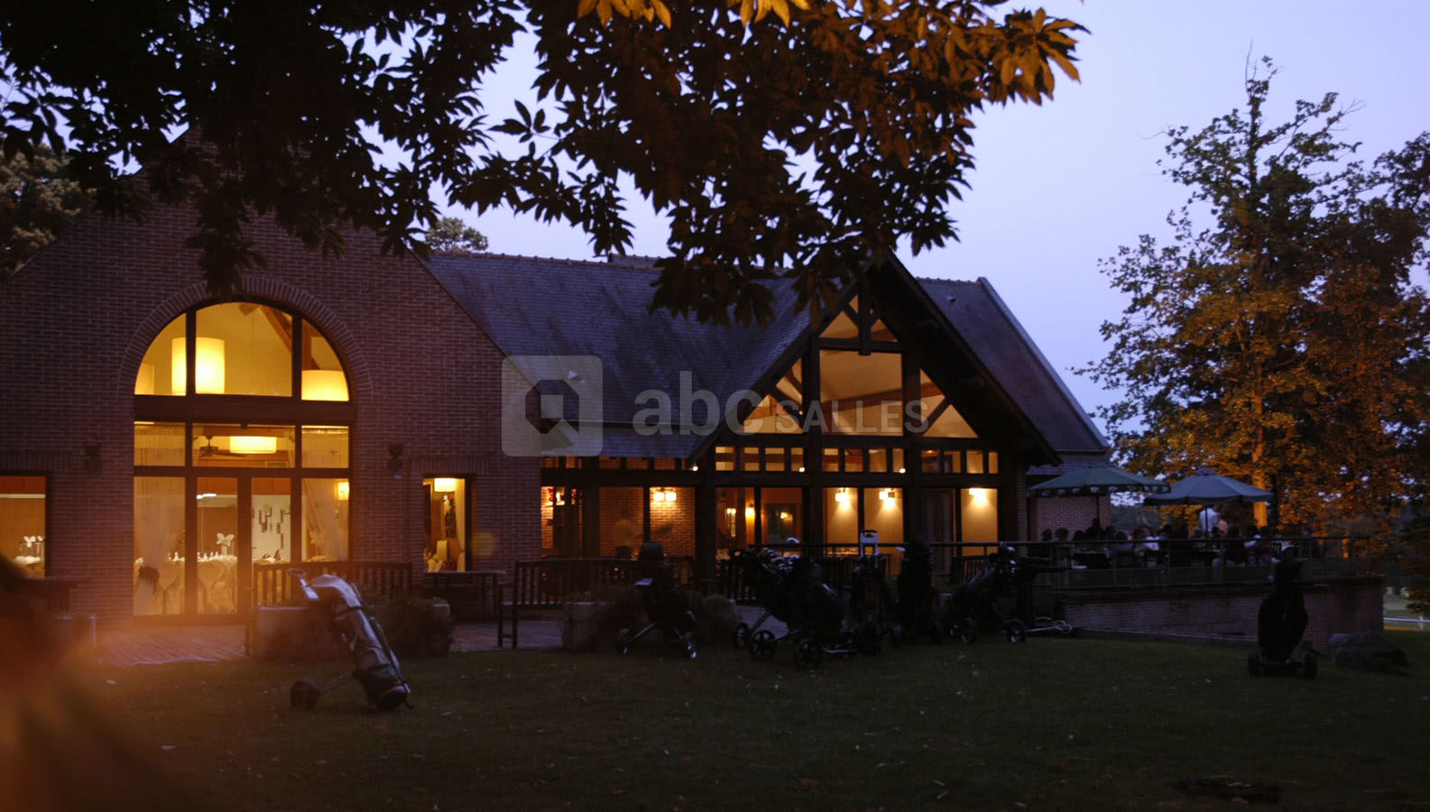 Le club-house la nuit