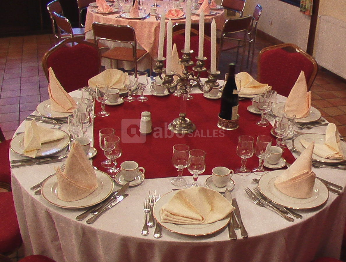 Presentation de table carré ivoire et bordeaux