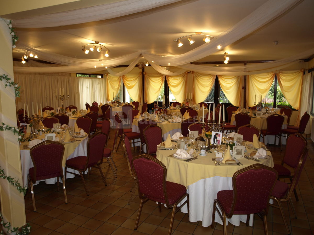 Fauteuils de réception et tables rondes