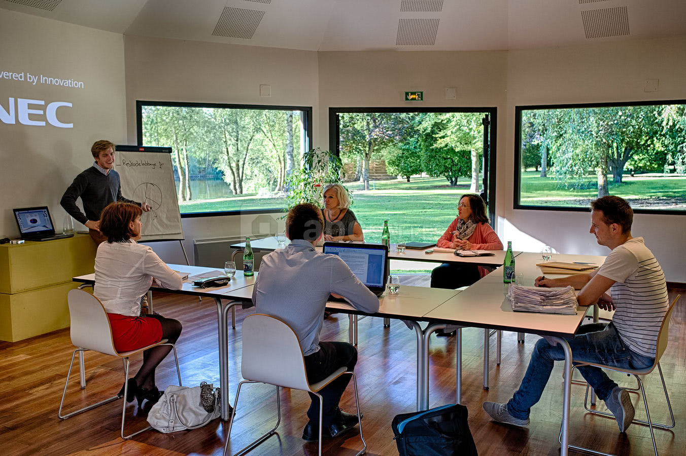 Salle de réunion, vue sur parc et étang