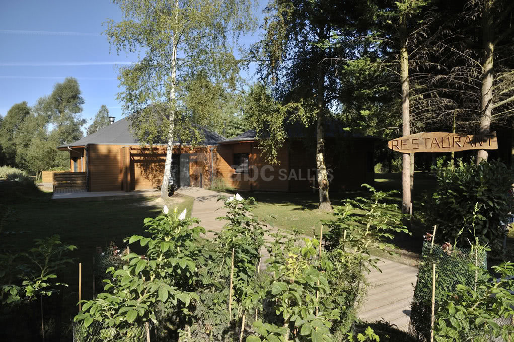 L'entrée de l'établissement depuis le parking privé