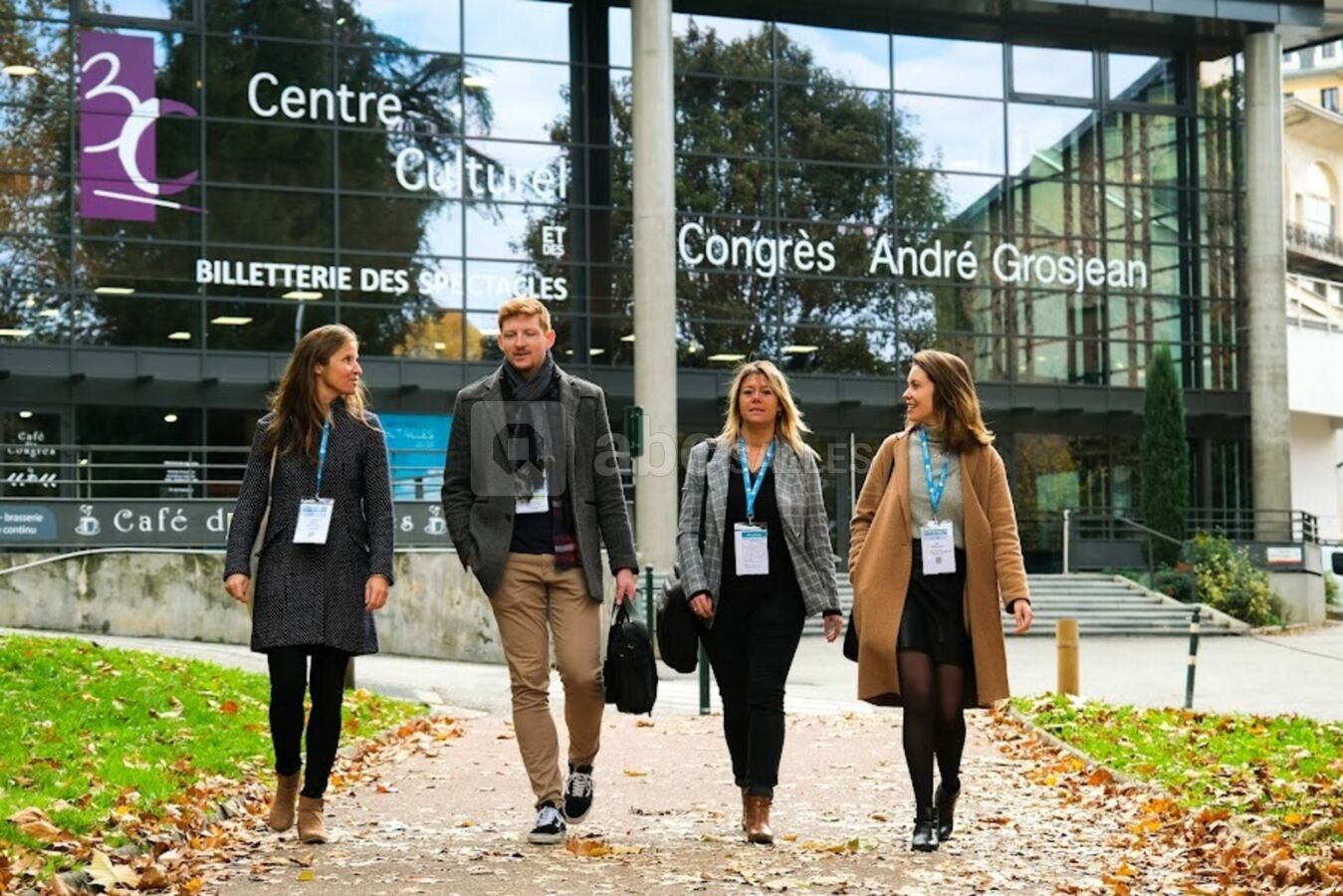 Façade du centre des congrès à l'orée du parc de verdure