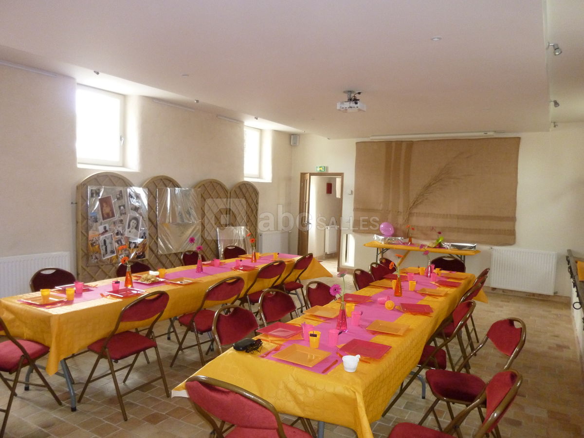Salle fushia et jaune