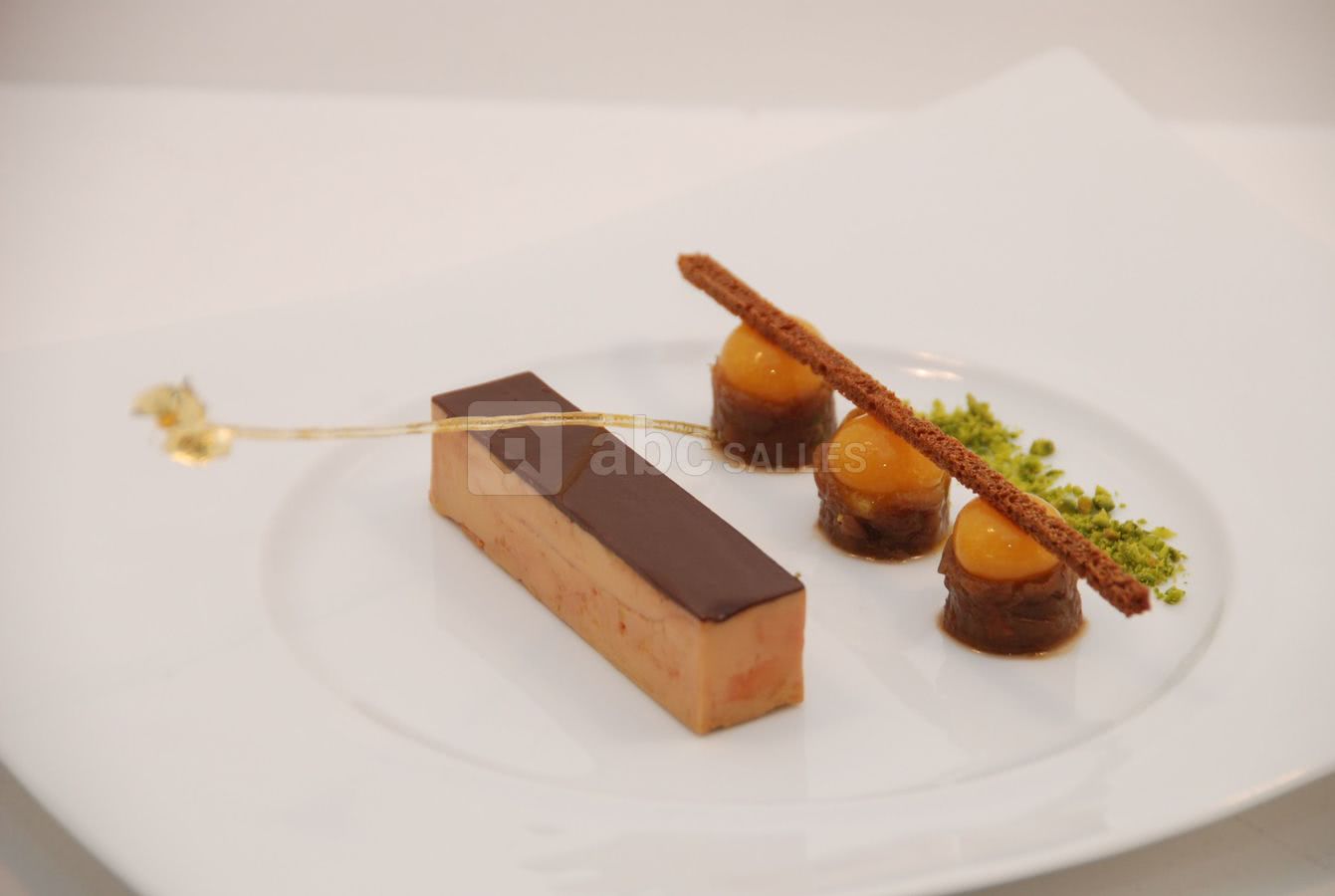 Foie gras de canard, cacao amer, vinaigrette passion, chutney de raisins