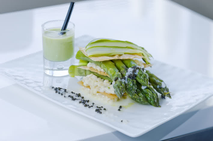 Mille feuille asperges de provence, caviar oscietre