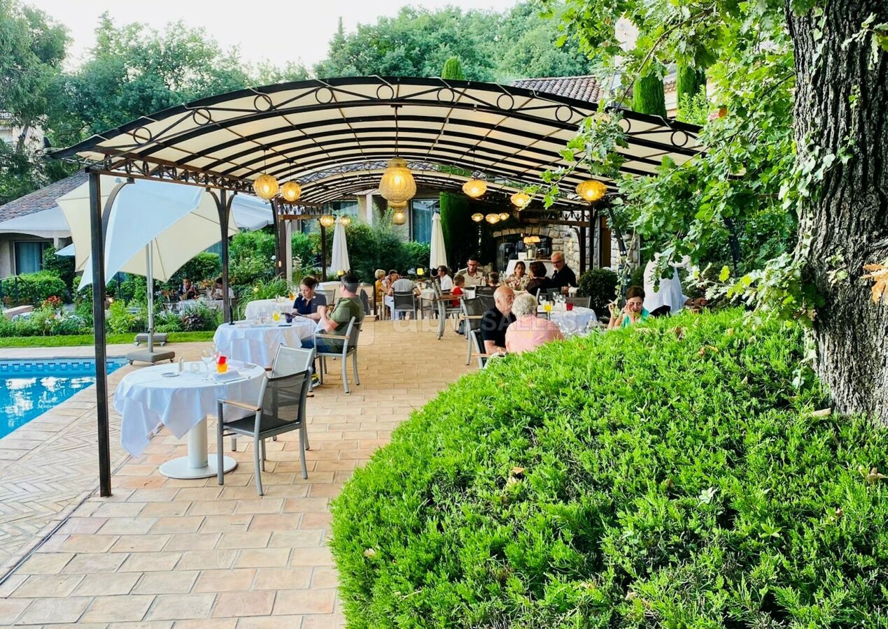 Pergola de la table du cantemerle