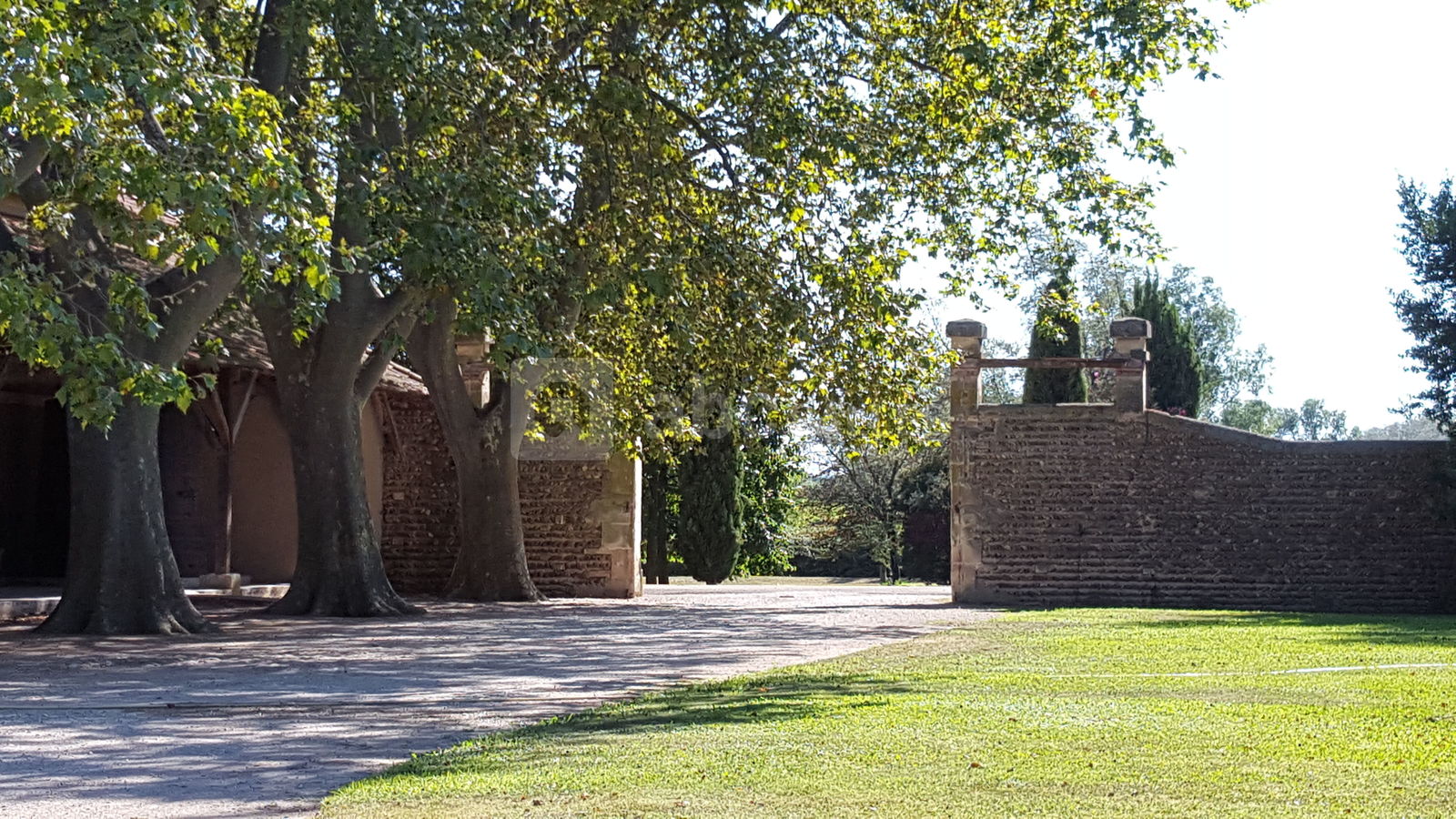 Entrée jardin salle de réception