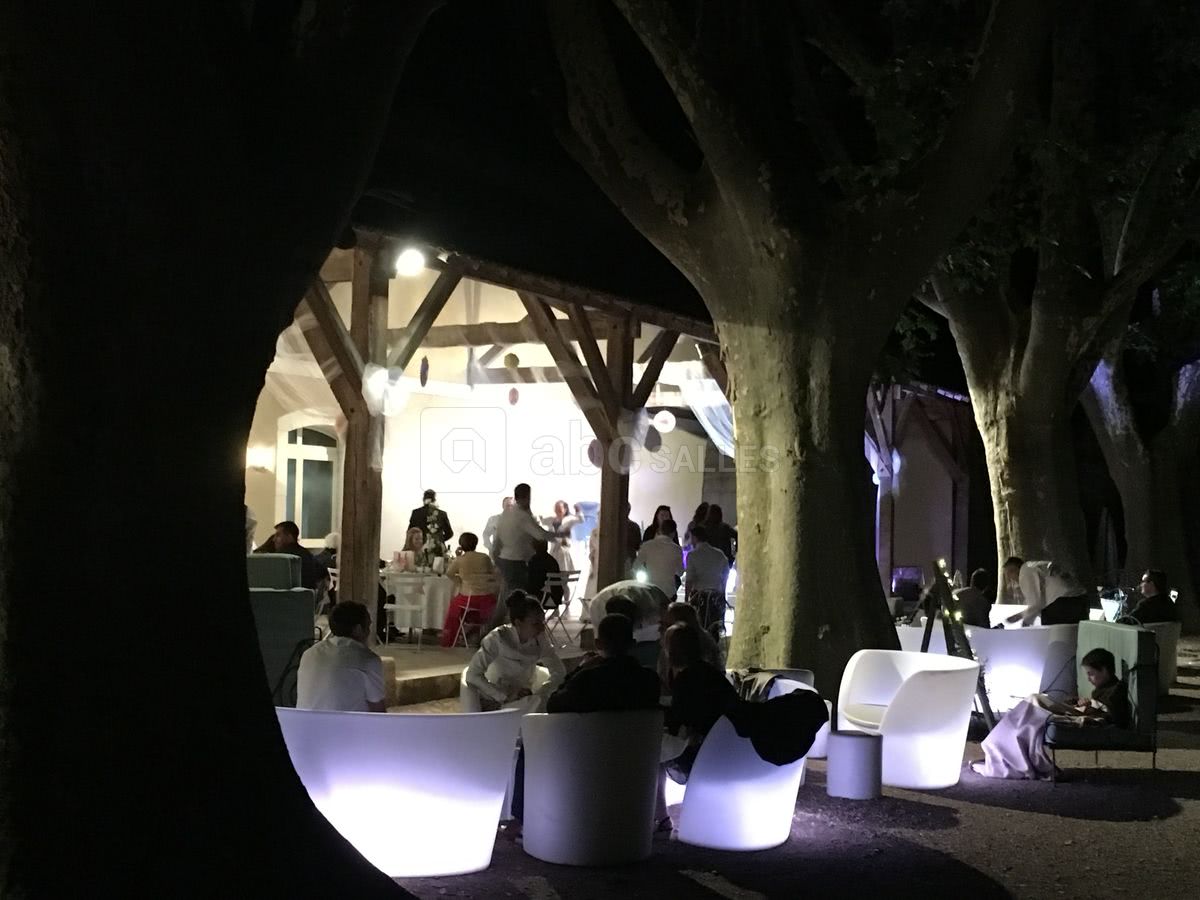 Salon de jardin devant les terrasses des salles
