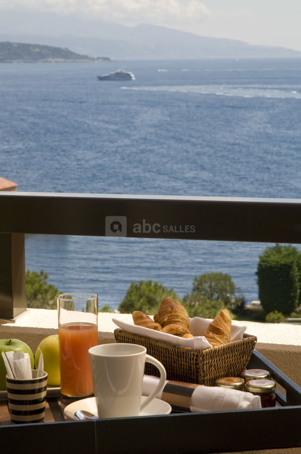 Petit-déjeuner en terrasse