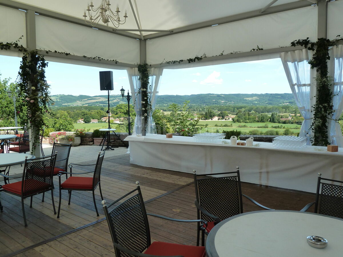 Apéritif dans le chapiteau