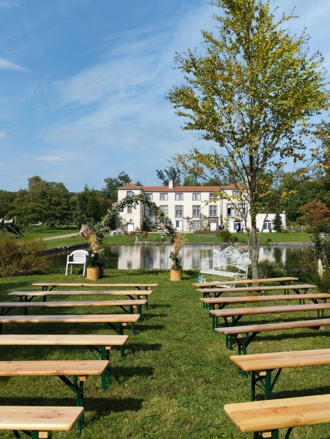 Cérémonie laïque derrière le bassin