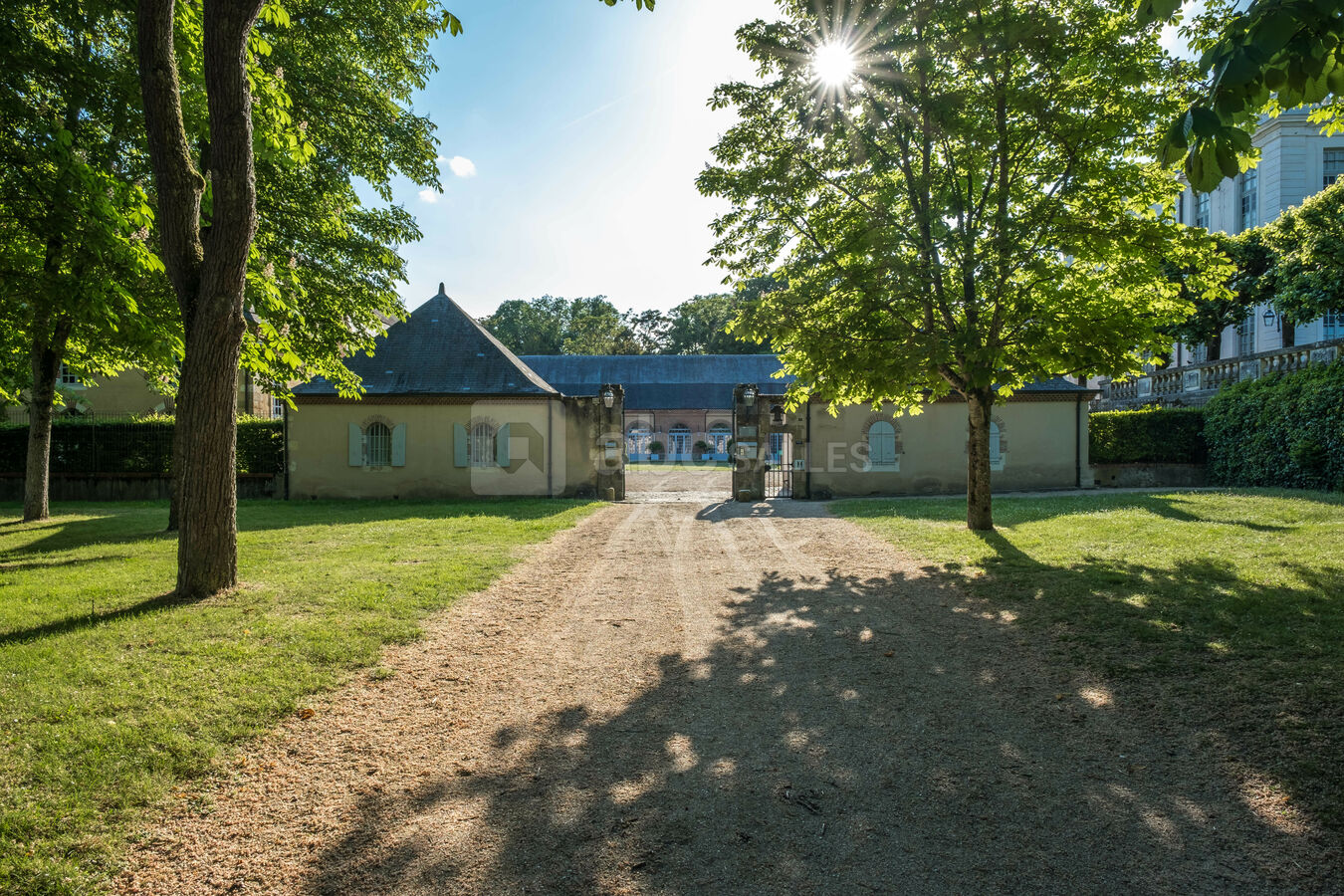 Entrée dans la cour de l'orangerie
