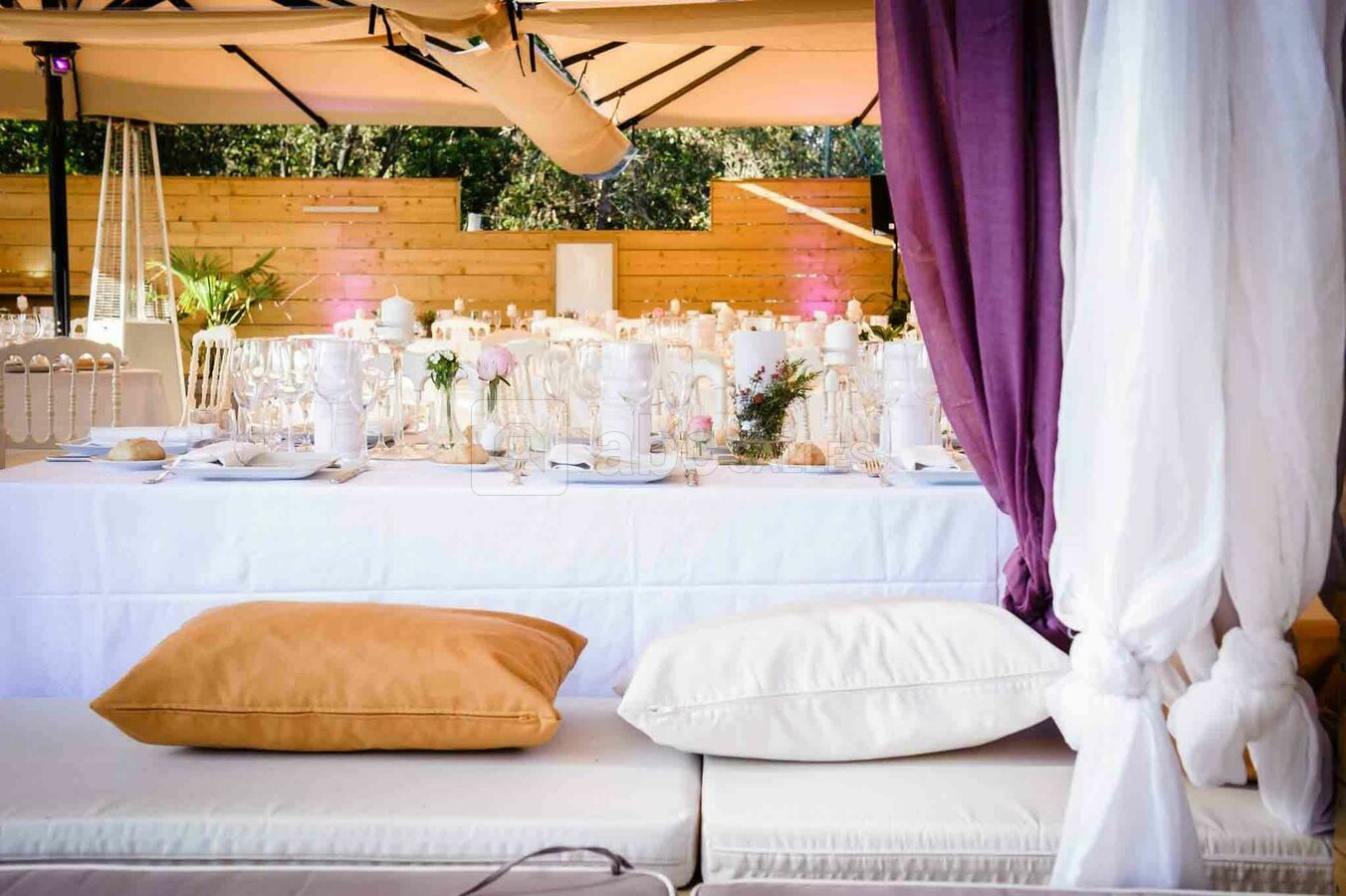 Espace sous les parasols