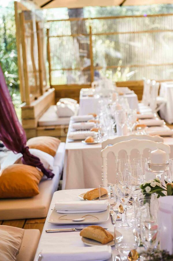 Espace sous les parasols