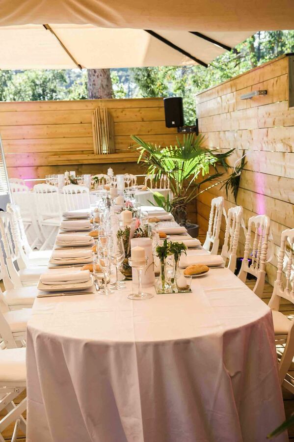 Espace sous les parasols