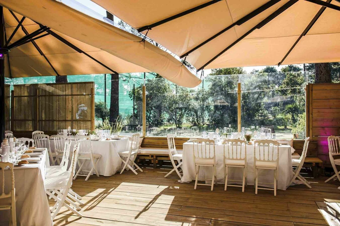 Espace sous les parasols