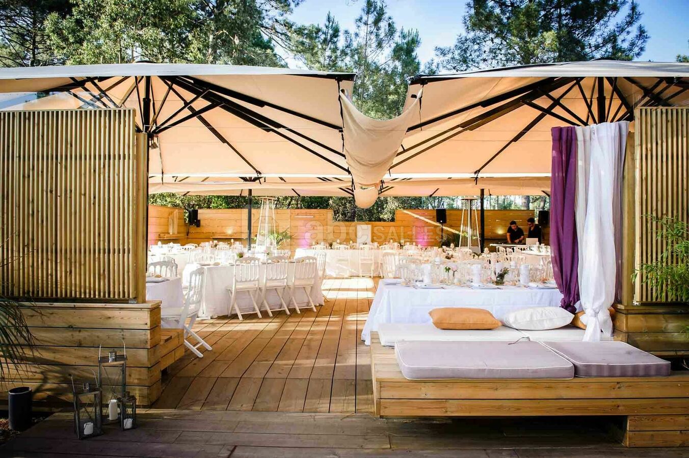 Espace sous les parasols