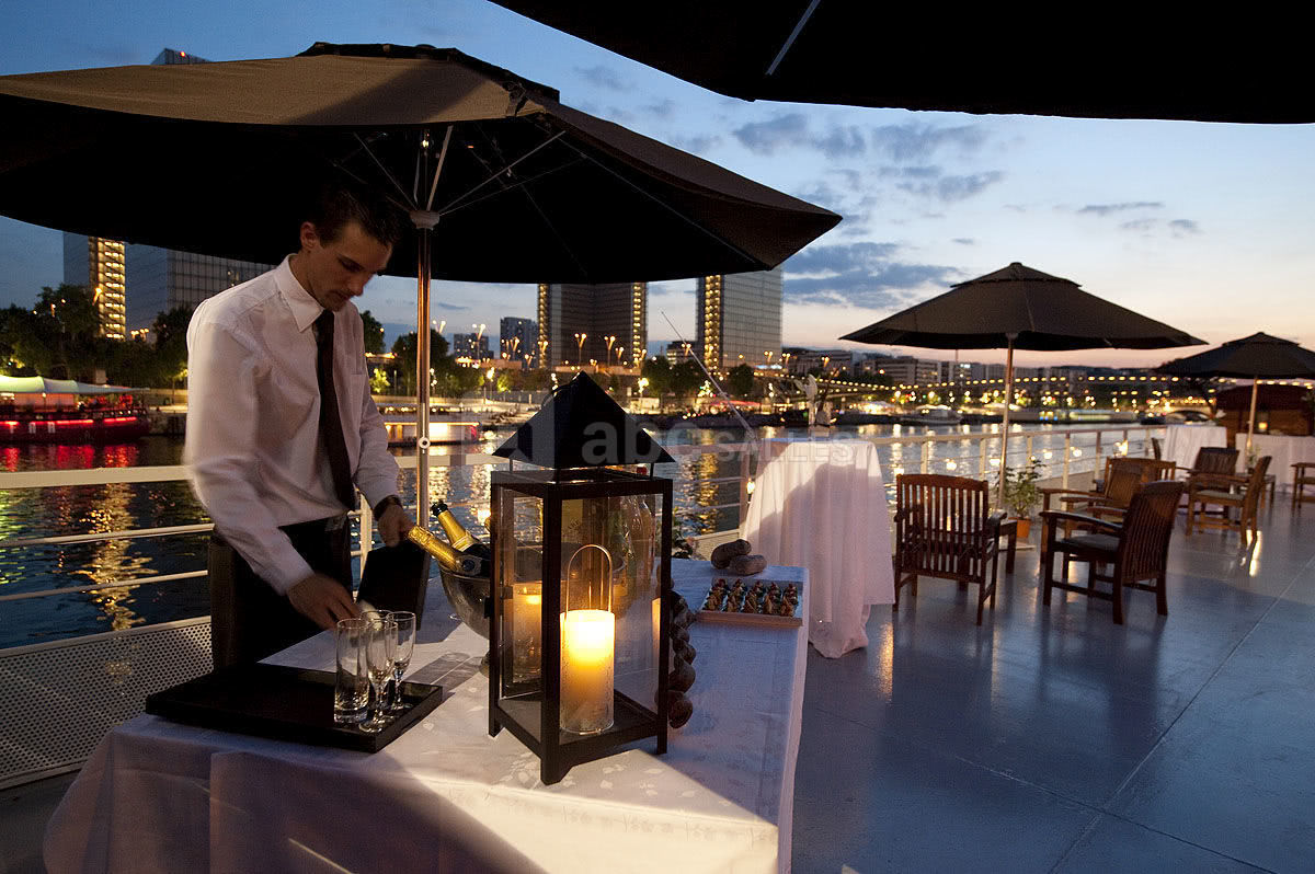 TERRASSE A QUAI