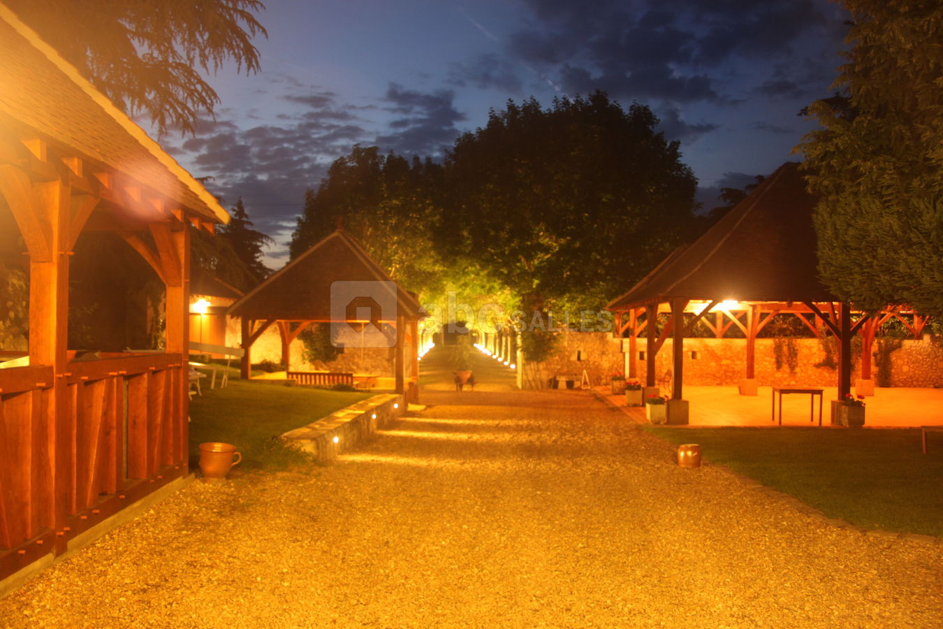 Cour intérieure de nuit