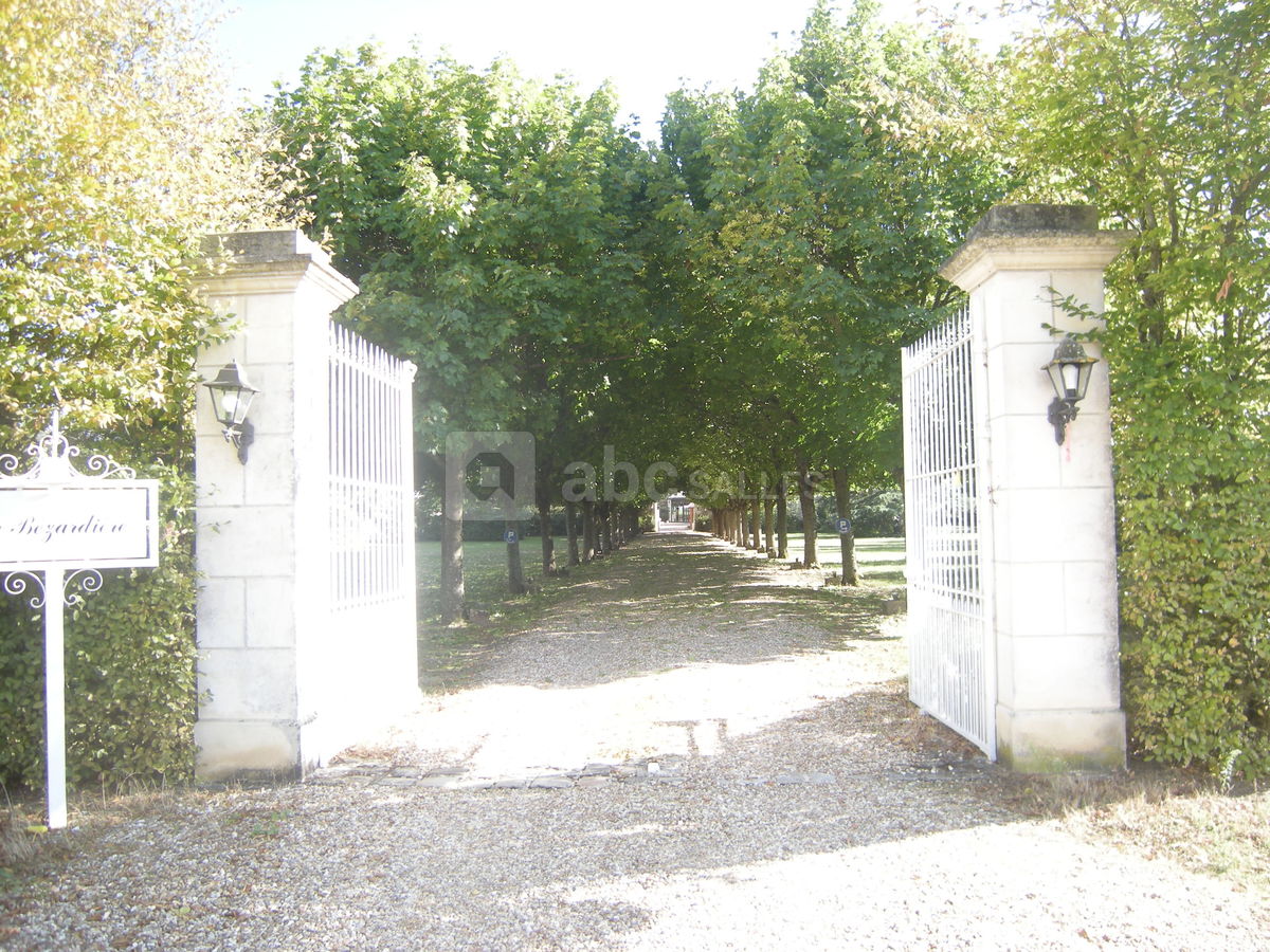 Entrée, allée, parking