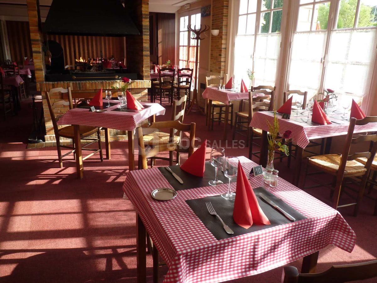 Salle devant cheminée