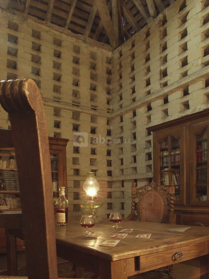 Pigeonnier xviième siècle (salon bibliothèque)