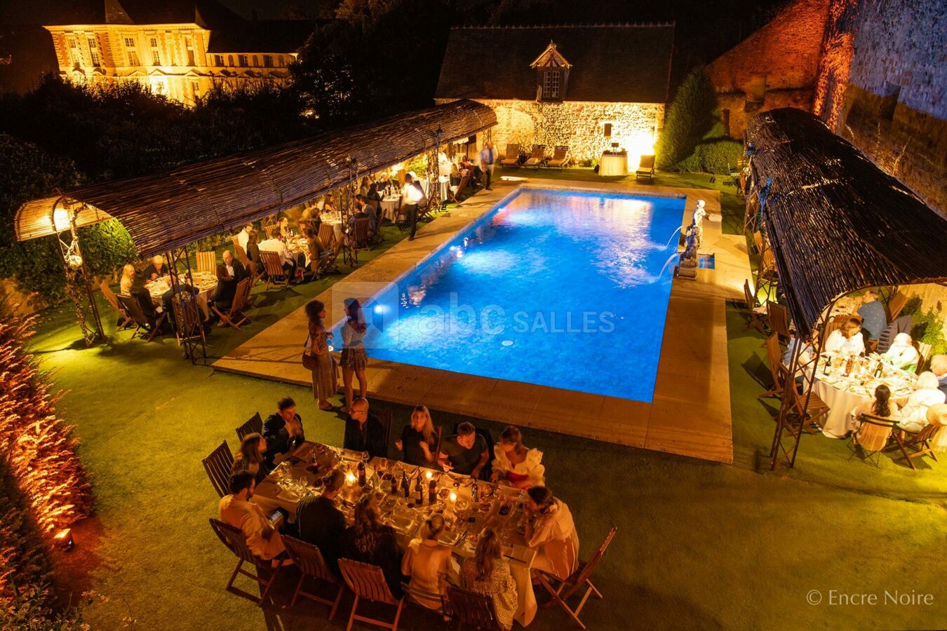 La piscine et le château Renaissance