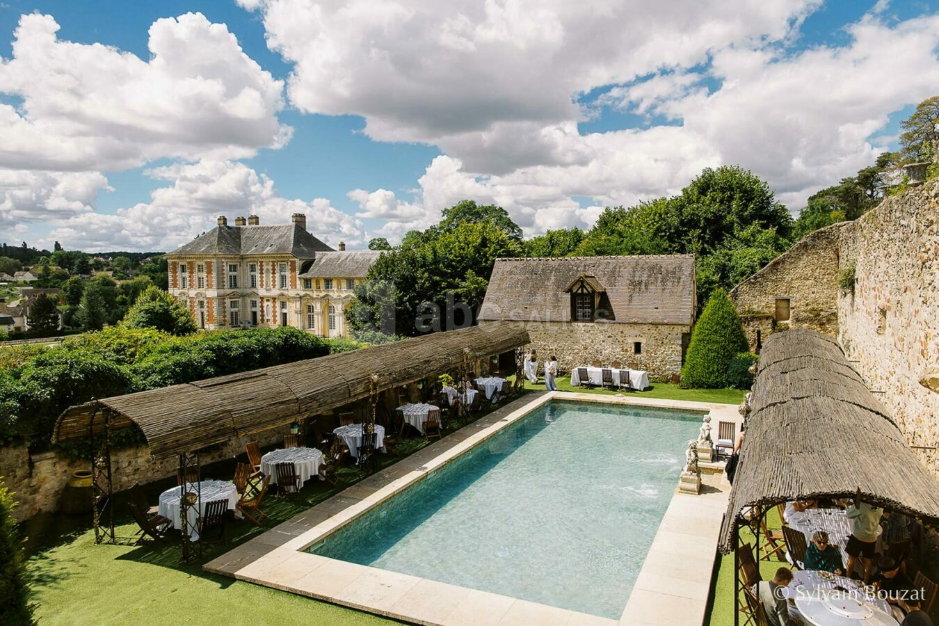 La piscine et le château Renaissance
