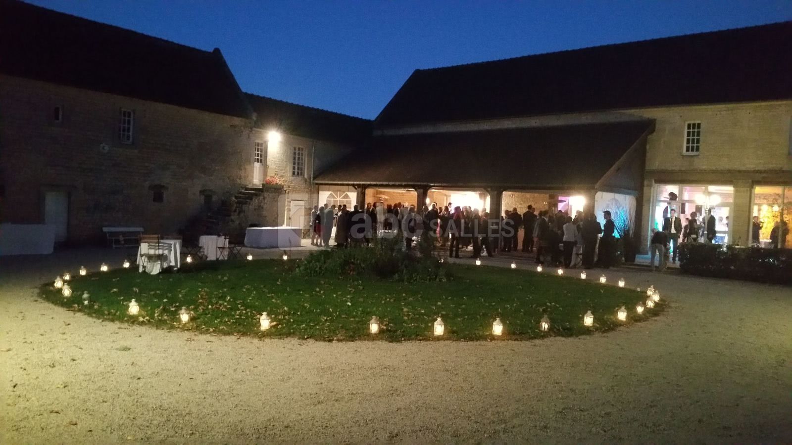 Cour extérieur de nuit