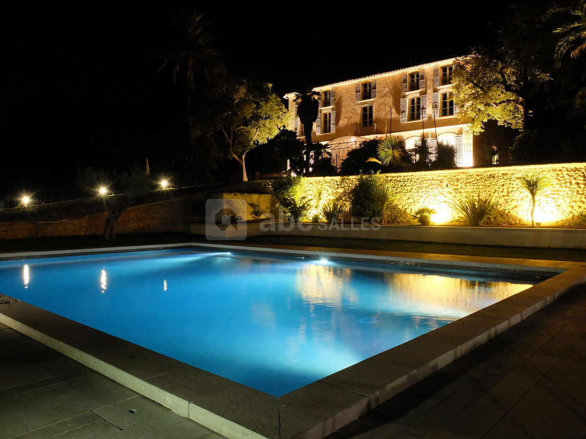 La bastide et sa piscine éclairée