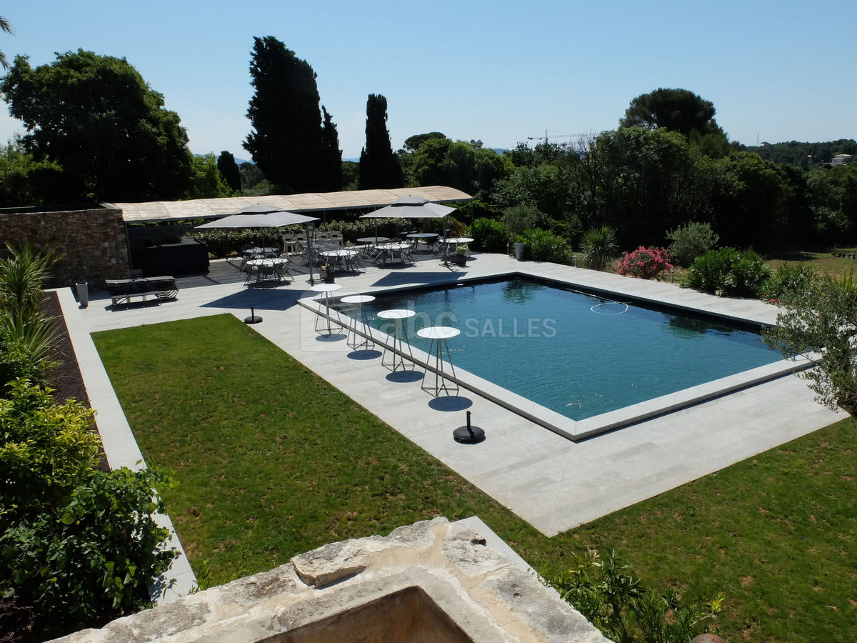 La piscine et sa terrasse