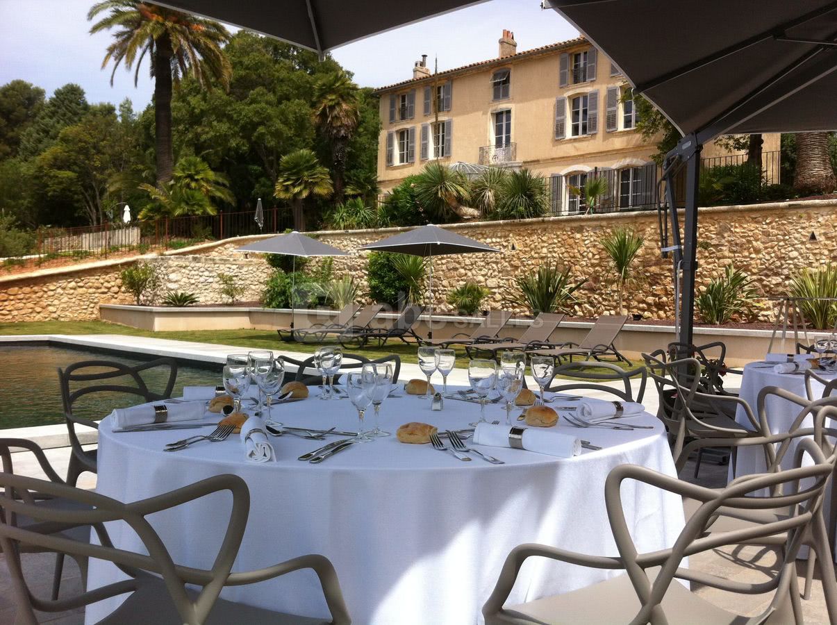 La piscine et sa terrasse