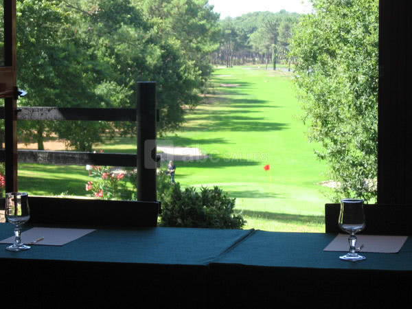 Salon ardilouse ouvrant sur le golf