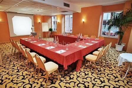 Grande salle 30 pers en u