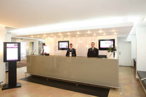 La réception de l'hôtel mercure pont d'avignon.