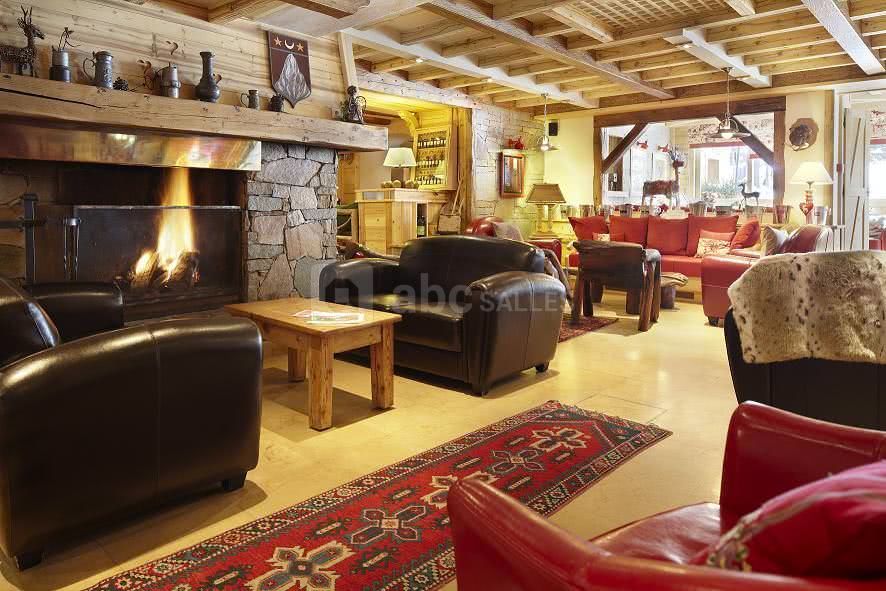 Le salon avec cheminée