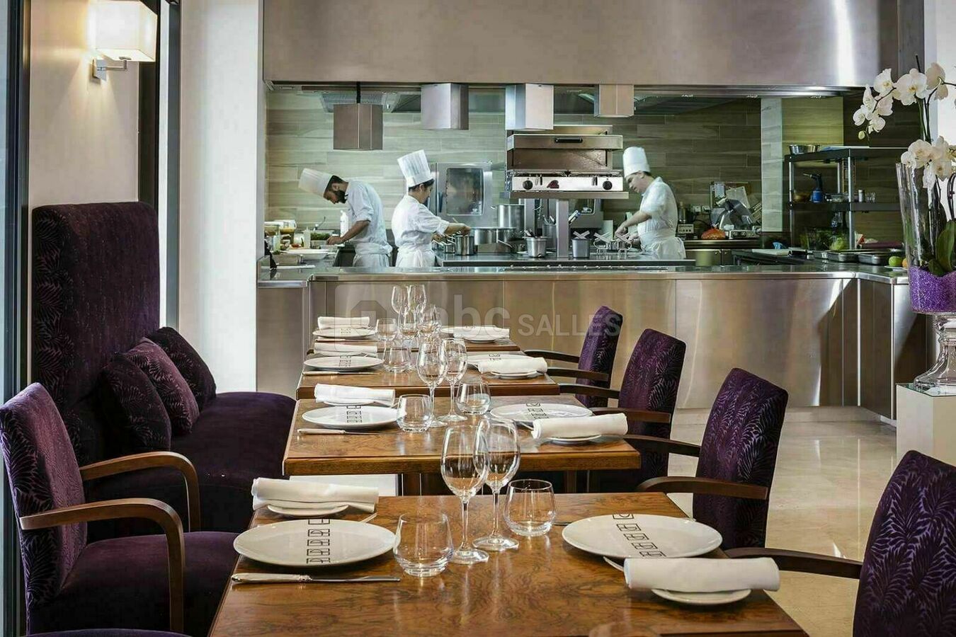 Restaurant Le Duc - Salle intérieure avec Cuisine ouverte