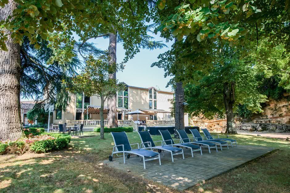 Façade hotel château de la tour