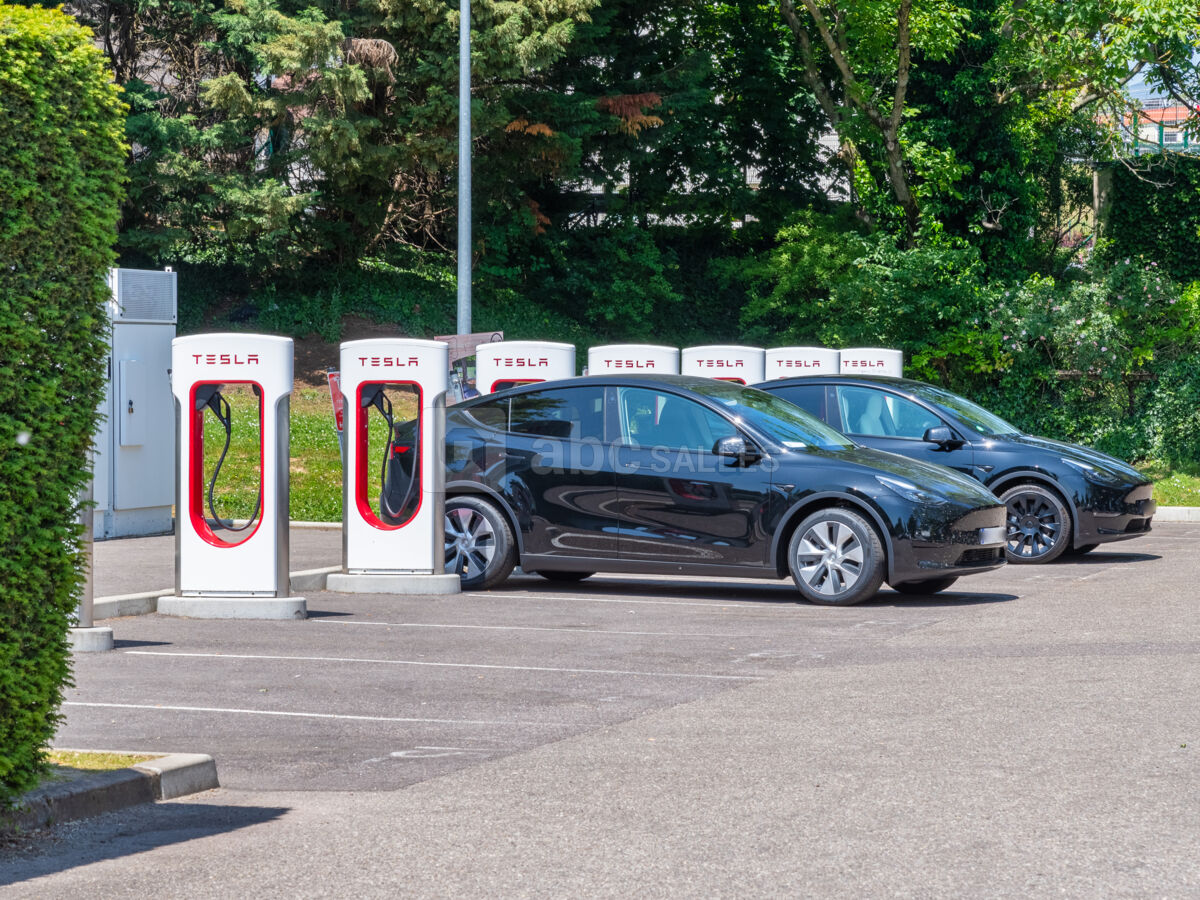 Parking du B&B Lyon Nord avec bornes de recharge pour véhicule électrique Tesla Superchargeurs