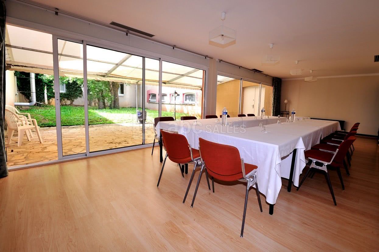 Salle de séminaire vu jardin