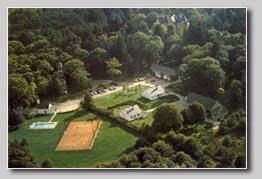 Vue aérienne de la piscine et du tennis