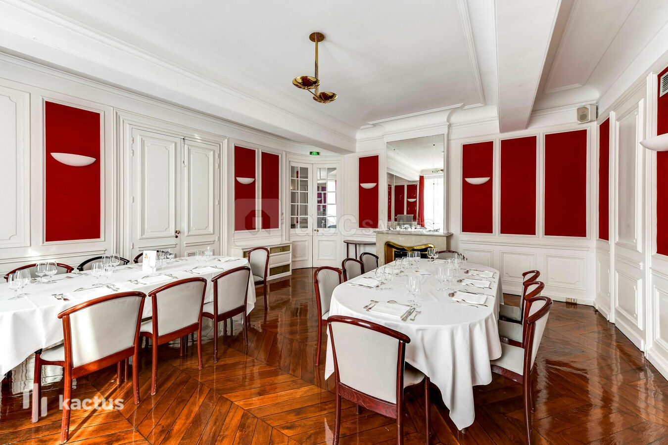 Avec tables de repas