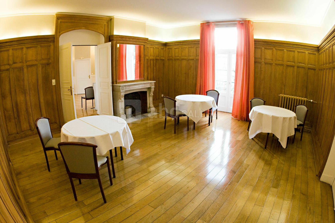 Avec tables rondes