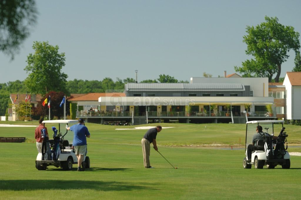 Golf devant la brasserie
