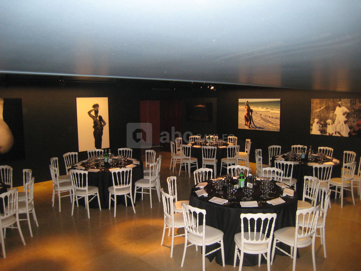 Repas assis dans la salle d'exposition 1 (art moderne)
