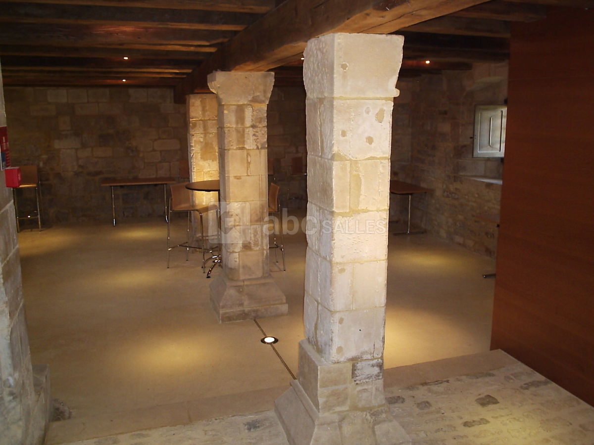 Cellier du manoir avec piliers du 11ème siècle