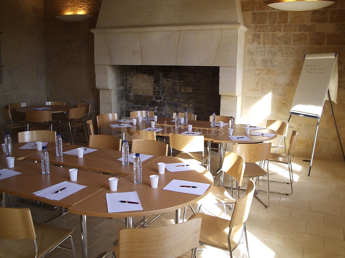 Salle avec cheminée et petit four à pain du manoir