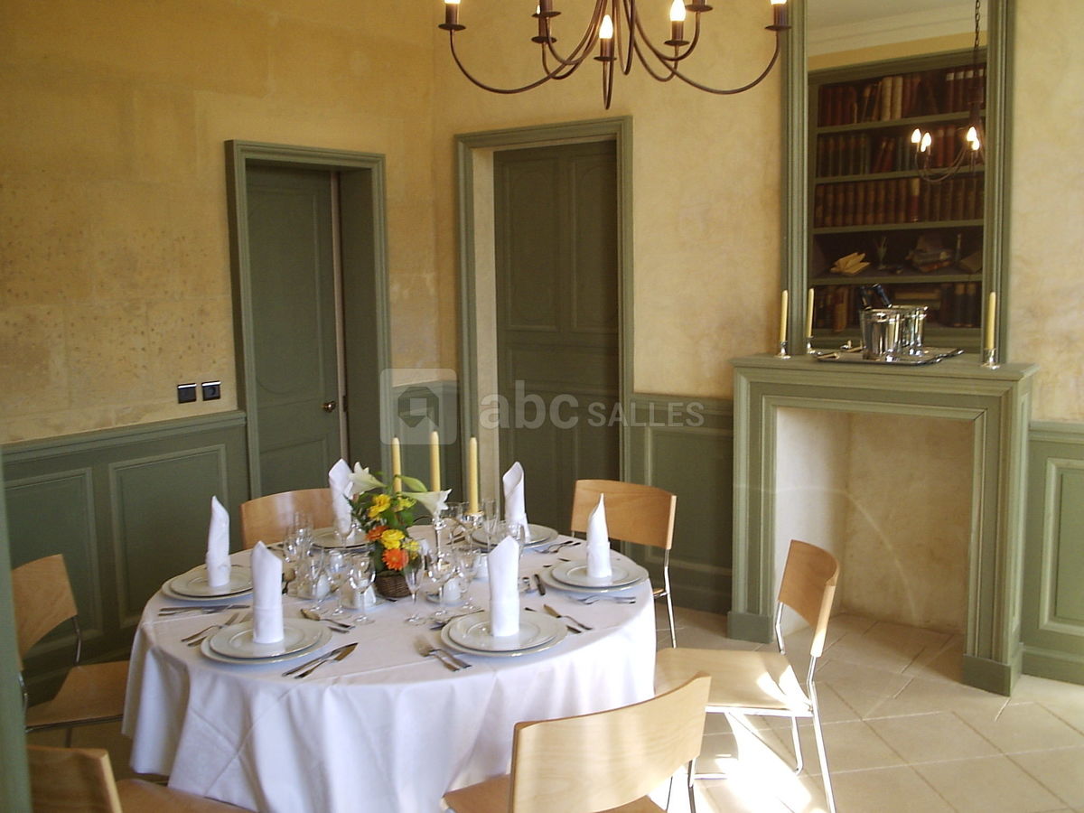 Salle avec bibliothèque en trompe l'oeil du manoir