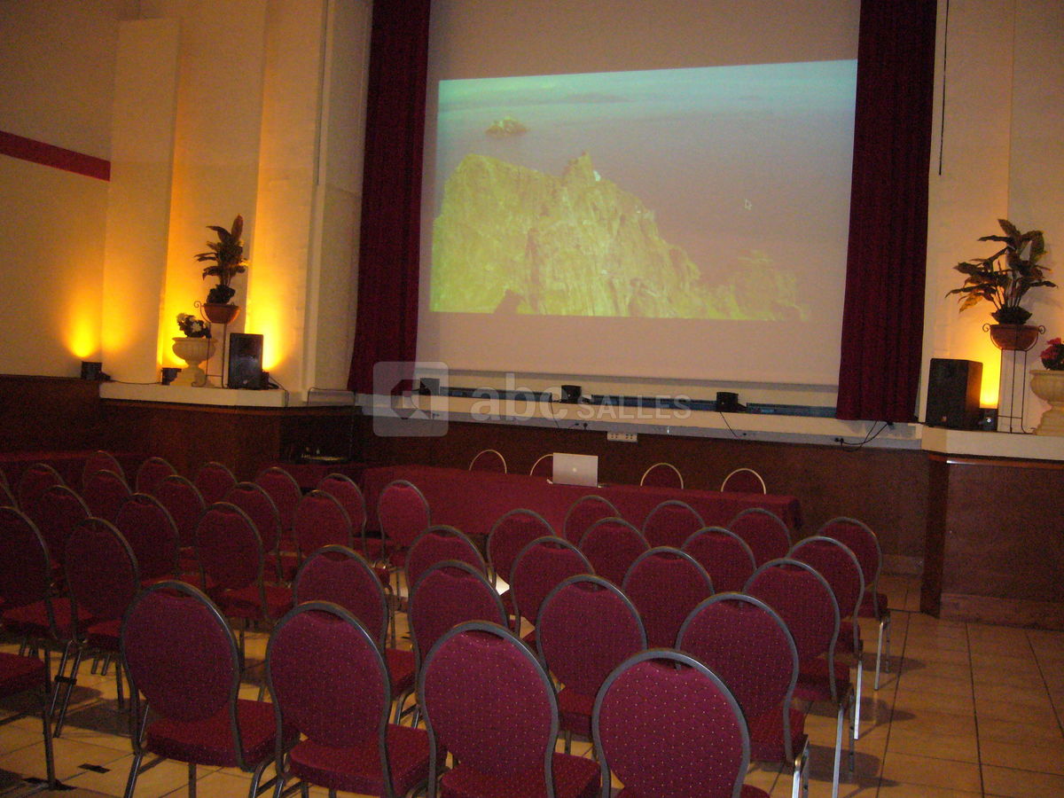 Grande salle et son écran géant